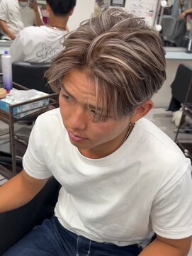メンズサロン キング 梅田店(Men’s salon K!ng) フェザーショートアップバングセンターパートメンズハイライト