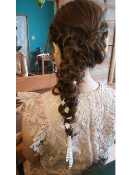 ヘアーデザイン アミカル(Hair design Amical) アレンジ(ダウン編み込みスタイル)