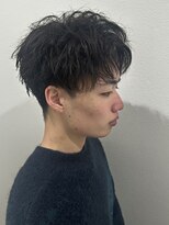 ヒュイル バイ ニアウ(Hwyl by Niau) メンズセンターパートパーマショートスパイラルパーマ刈り上げ