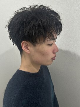 ヒュイル バイ ニアウ(Hwyl by Niau) メンズセンターパートパーマショートスパイラルパーマ刈り上げ