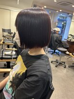 サロン ド ロイ(Salon de Roi)&nbsp;丸みが苦手な方酸性ストレートで切りっぱなしボブ/ワインレッド