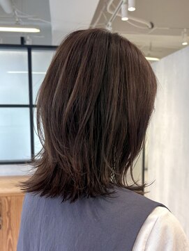 レイヤーくびれミディアムオリーブベージュ40代