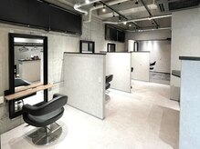 テン フォー ヘアー(Ten for hair)の雰囲気（カットルームに仕切りがあり半個室な空間で落ち着けるスペース）