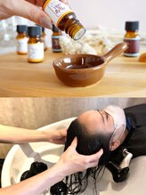 saraの地肌・頭皮から美髪を作るこだわりヘッドスパ♪隣との仕切りがあるシャンプー台でリラックス◎