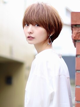 アンド ストーリーズ(&STORIES) 大人可愛い前髪ありひし形耳掛けクールショートボブ20代30代40代