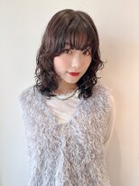 ホロ(hollo)&nbsp;ウルフレイヤーニュアンスカールパーマミディアム ロングボブ