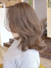 暗く重くみえず、柔かく透明感があり上品な「脱白髪染めカラー」のご提案♪