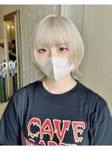 ハイトーンショートウルフカットレイヤーカットホワイトカラー