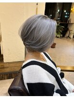 チリンバイロストシティー(Chillin by LOSTCITY)&nbsp;ショートボブ×ホワイトシャドールーツ