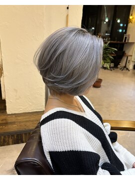 チリンバイロストシティー(Chillin by LOSTCITY) ショートボブ×ホワイトシャドールーツ