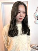 オリーブベージュ 艶髪 センターパート 顔周りカット 透明感