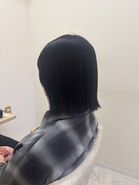 ジーナ 熊本(Zina) ブルーブラック/切りっぱなしボブ