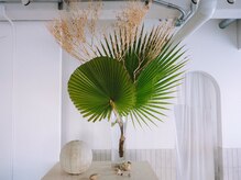 テルヴェ(Terve)の雰囲気（待合は美術館のよう。お花やオブジェが気分を高めてくれます。）