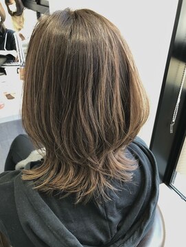 アトリエ(Atelier) レイヤーミディと3Dカラーを合わせたエアリーヘア