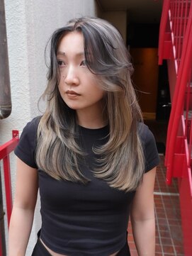 アデ オモテサンドウ(ade omotesando) ハイトーンカラーにローライトで遊ぶふんわりミディアム