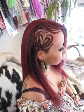 ディバイン(DIVINE) ビビッドカラーとハートコーンロウ