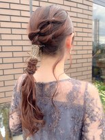 ヘア ショップキャリー&nbsp;チェーン×チェーンの個性派タイトローポニー