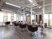 ネオヘアー 天満橋(Neo hair)の雰囲気（木目調で暖かくオシャレで清潔な店内♪）