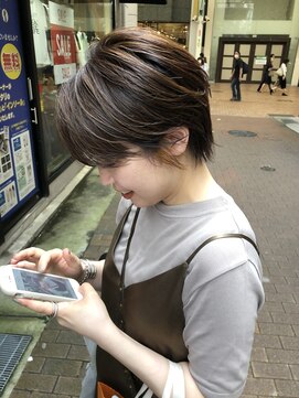 ワンバイワンクラッカ(one by one CLACCA) 襟足の癖を活かすプチ大人ウルフショート×ハイライト