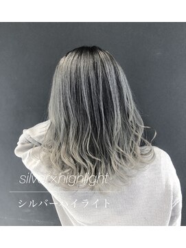 バトー(bAteAu) ホワイトブリーチ、エクステ、グラデーション、インナーカラー