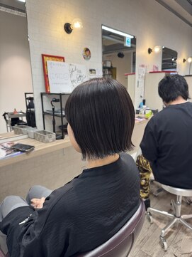 コワファースト長崎シャンプーボーイ 2nd(COIFF1RST 長崎 SHAMPOO BOY) ぱつっとボブ 切りっぱなしボブ ショートボブ 外ハネボブ