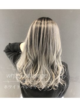 アイリス(iRIS) ホワイトブリーチ、エクステ、グラデーション、ハイライト