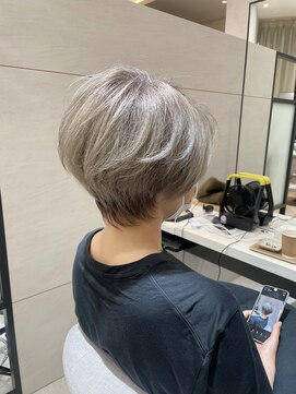 リュドール 名駅(Rue D'or) ハイトーン白髪ぼかしショートスタイル