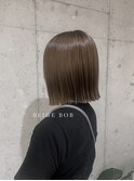 ベージュ×切りっぱなしボブ