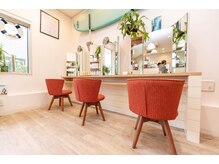 ラグジュアリーサロン ウィッシュ(Luxury Salon Wish)の雰囲気（明るいカウンセリングスペース [髪質改善/縮毛矯正]）