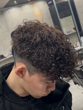 イーラ(era) バロックパーマ ツイストスパイラル眉カットメンズパーマ