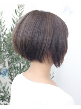 モカ ヘアーデザイン(moca HAIR DESIGN) 表面に細かいハイライトを入れた前下がりボブ