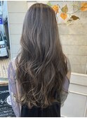 暗髪でも重たくないロングの外ハネローレイヤースタイル赤羽