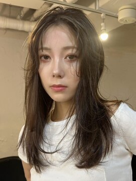 ファルベ(Farbe) 韓国風レイヤー/小顔バング/艶髪/透明感/センターパート