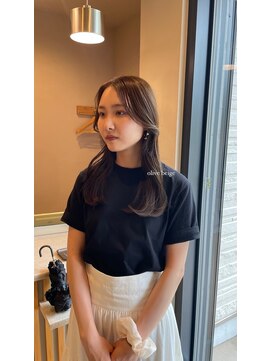 ヘアデザイン ソラ(Sola) 大人可愛い艶カラーオリーブベージュ小顔フェイスレイヤーロング
