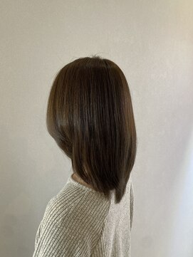 メゾンノーブルー(Maison No Blue) ベージュ系の艶のあるミディアム