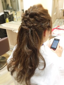 レーブバイファースト(reve by first) ハーフアップアレンジ