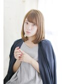 ハイトーンのツヤ内巻きミディアムスタイル