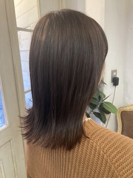 アミュレ(Amule) ミディアムレイヤーカット艶髪ストレート外ハネスタイルヘア