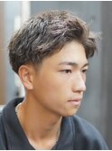 センターパートスパイラルパーマツーブロック刈り上げメンズヘア