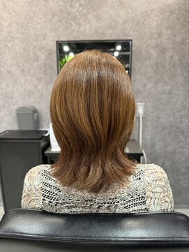 インク(ink) くびれヘア/外ハネミディアム/アッシュベージュ