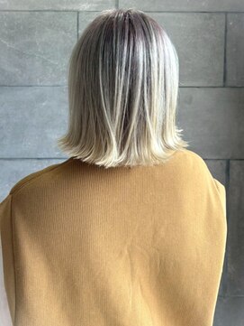 シルバーグレージュ ハイトーン ブリーチカラー 外ハネボブ 20代