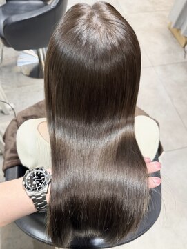 ディーエックス スリー(Dxxxx III) 透明感 艶感 グレージュ