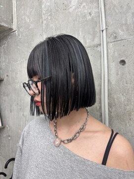 オーン 渋谷(OOn) ブルーブラック×シルバーのブロックブリーチデザイン