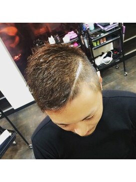 ヴィダ クリエイティブ ヘアーサロン(Vida creative hair salon) シャープ・刈り上げ・ライン・スタイル