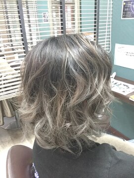 ヘアースタジオココルッチ(hair studio CoCo-Rucchi) シルバーでグラデーションカラー