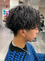 フィフスワン(fifth one)&nbsp;波巻きパーマセンターパートツイストスパイラルパーマ刈り上げ