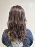 白髪ぼかしハイライト　ベージュ　ゆるふわロング