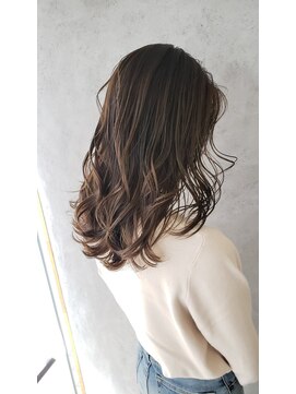 ニューカマー バイ ヘッドライト シブヤ(NEW COMER by HEADLIGHT shibuya) グレージュ×セミロングレイヤー