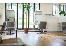 ミエルヘアーブラン(miel hair blanc)の雰囲気(自然光が差し込む明るい店内。可愛いインテリアもポイント。)