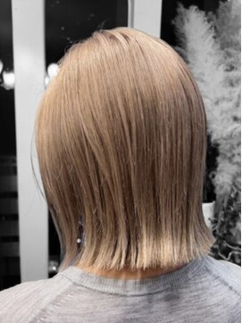 リープス(LEAPS) ベージュ×切りっぱなしボブ